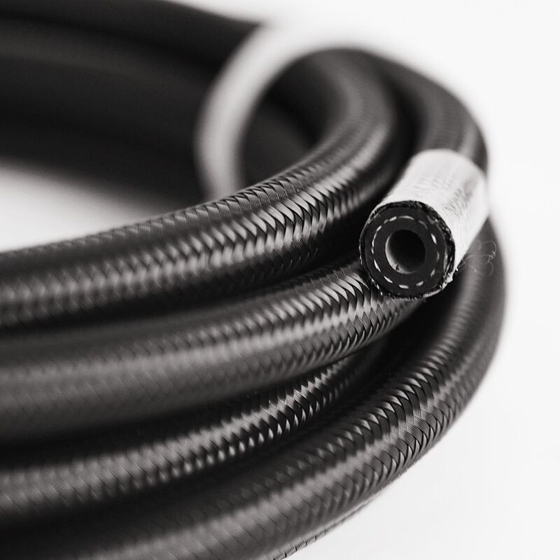 Flexibele NBR-brandstofslang met hoge prestaties – zwart nylon gevlochten, oliebestendig, gratis snijservice voor industriële hydraulische systemen
